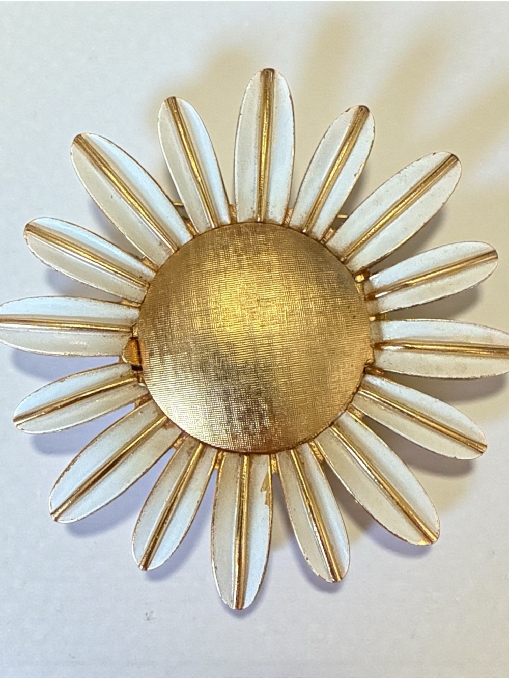 White and Gold Daisy Brooch - Classic Floral Accessory - Picture 3 of 7